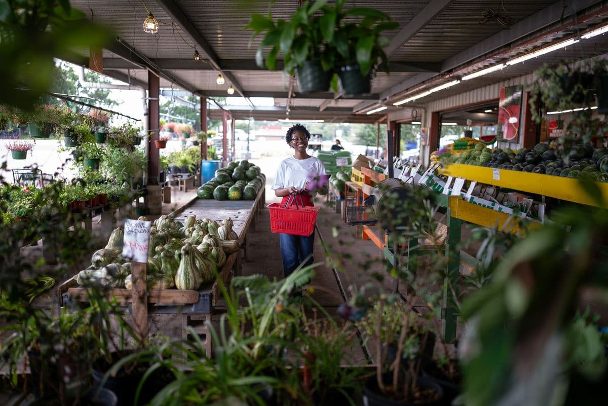 Femme dans un marché agricole